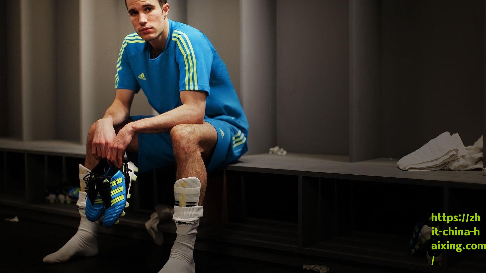 沃特金斯争议倒地裁判沉默，乌帕梅卡诺强硬防守未受质疑