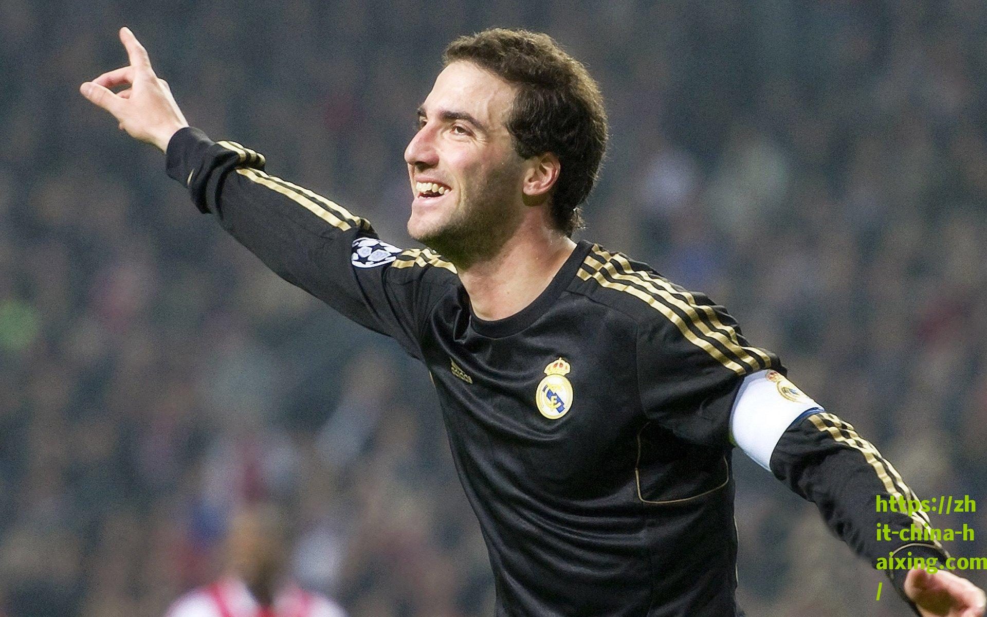 争议射门引爆足坛论战,后卫临门一脚,是战术革新还是个人冒进?